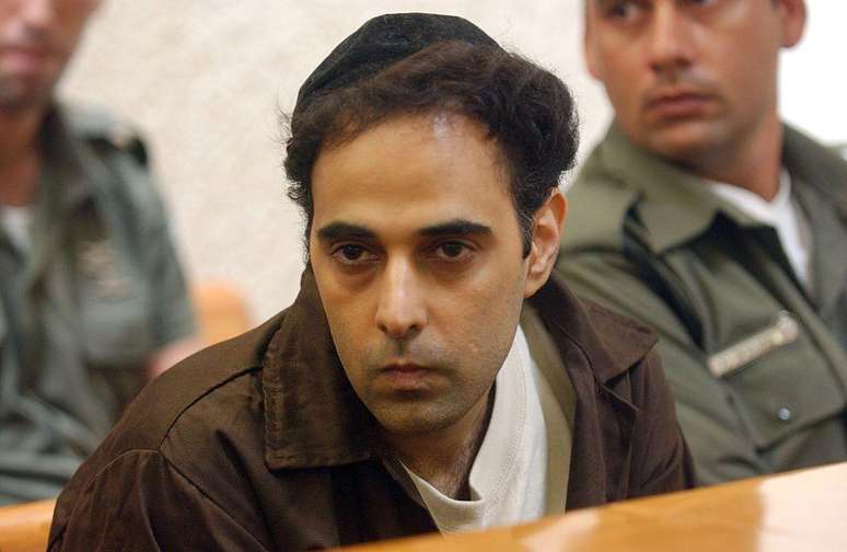 Yigal Amir, um judeu de extrema-direita de 25 anos, confessou-se culpado pelo assassinato de Rabin, a quem matou "por entregar a sua terra e o seu povo aos inimigos". Ele nunca se arrependeu. Desde então, cumpre pena de prisão perpétua em uma prisão israelense