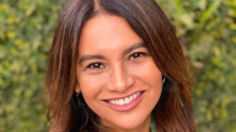 At 54 years old, Dira Paes strikes with her beautiful shape while bathing in a waterfall