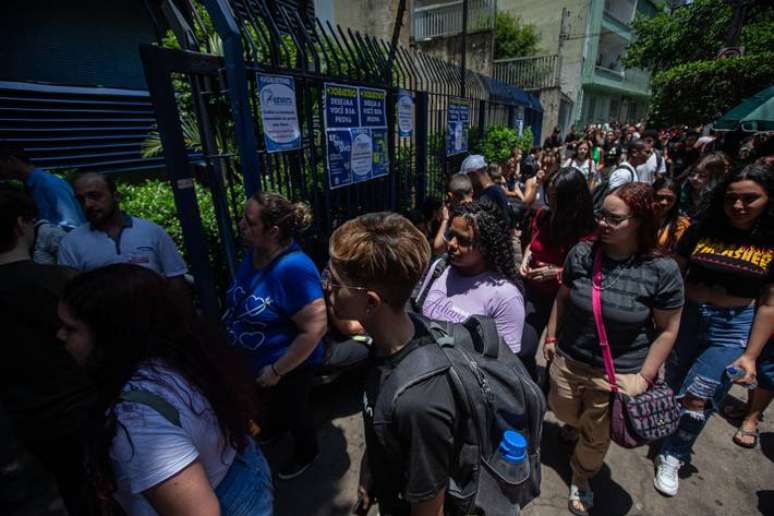 Candidatos chegam para a primeira prova do Enem 2023 em universidade na zona sul de São Paulo; exame é considerado o maior vestibular do País