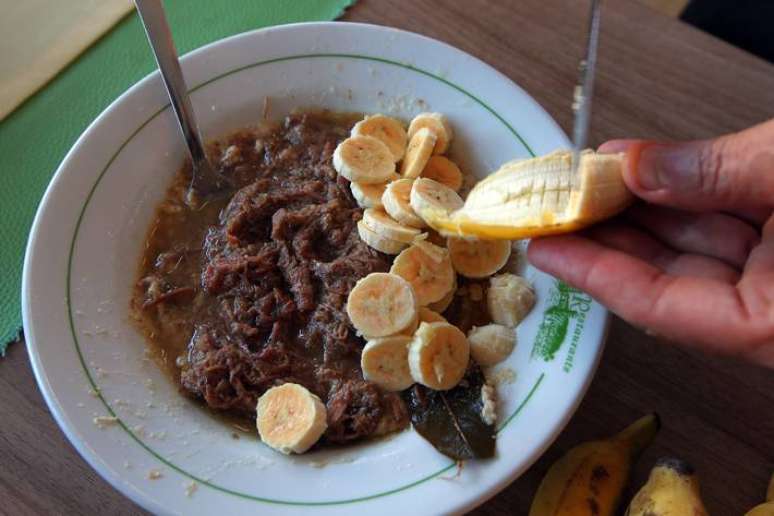 A banana-da-terra é o acompanhamento clássico para a receita.