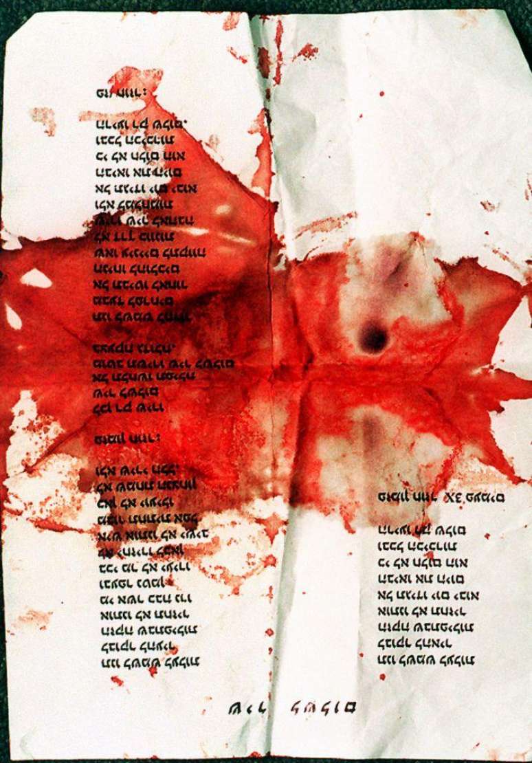 Triste símbolo da paz assassinada: uma cópia da letra de “Song for Peace”, que foi encontrada encharcada de sangue no bolso da jaqueta de Yitzhak Rabin após seu assassinato.