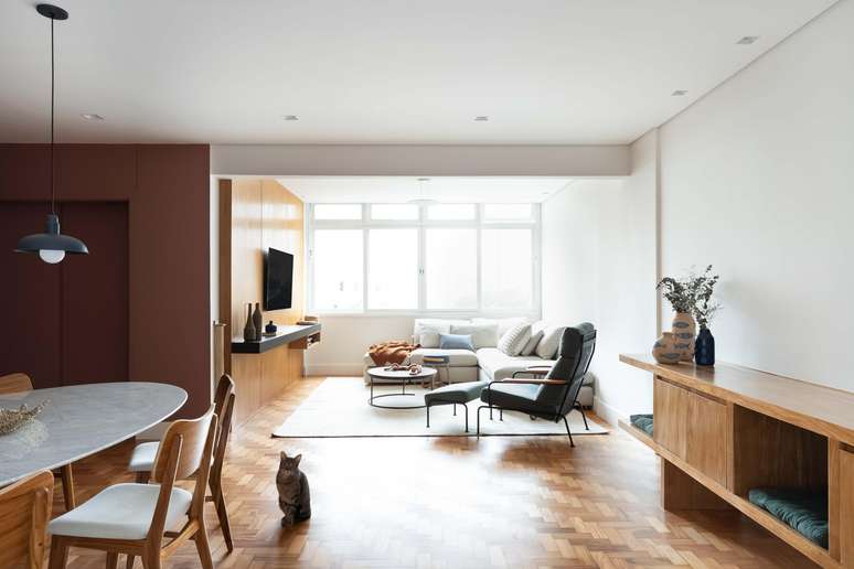 The 150 m2 apartment is young, welcoming and perfect for the family’s cats