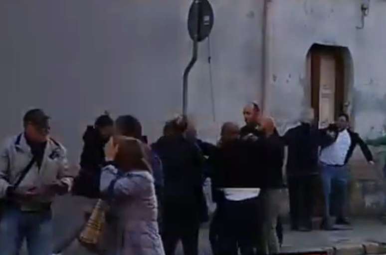 Discussão acalorada acaba em briga durante funeral na Itália
