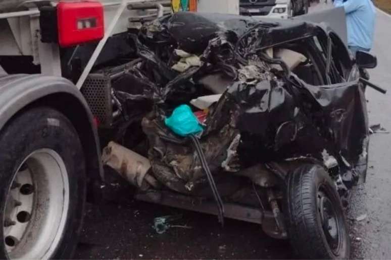 Veículo onde cantor e motorista estavam ficou destruído