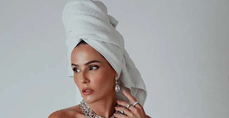 “I just got out of the shower,” says Deborah Secco of her towel look at the Multishow Awards
