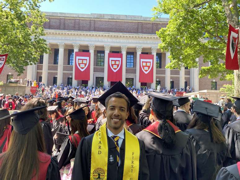 Arthur é formado em Harvard