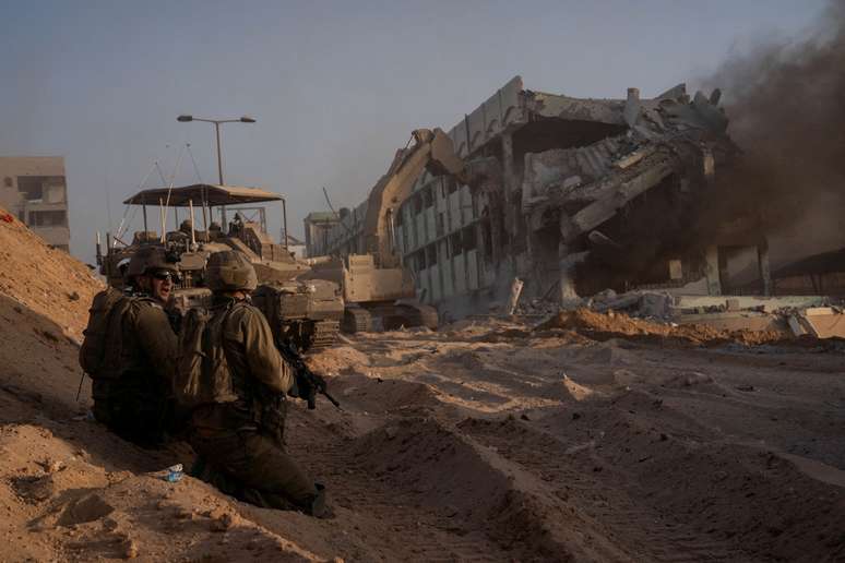 Soldados israelenses em posição durante operação do Exército contra o grupo extremista palestino Hamas, na Faixa de Gaza, em imagem liberada pela Força de Defesa de Israel (IDF), em 8 de novembro de 2023