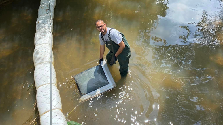 Former fruit seller creates an ecological barrier to clean the river of his childhood