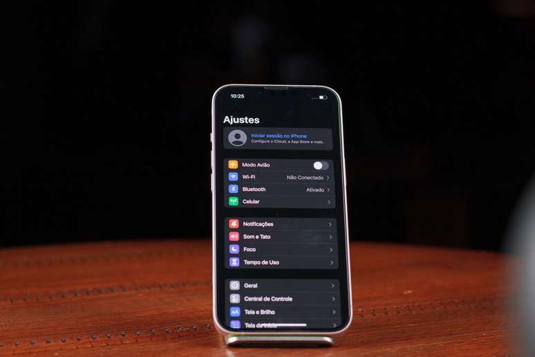 O iPhone 13 pode receber atualização do iOS até 2027 (Imagem: Ivo Meneghel Jr/Canaltech)
