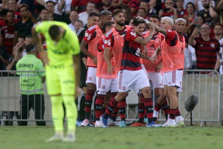 Com briga e seis expulsos no fim, Palmeiras e Flamengo empatam