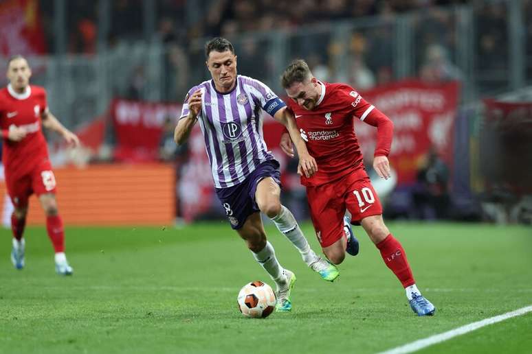 Jogadores de Toulouse e Liverpool em disputa de bola na Liga Europa –