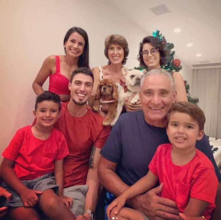Tite e Rose com a filha Gabriele (dir.), o filho Matheus (centro), a nora Fernanda (esq.) e os netos.