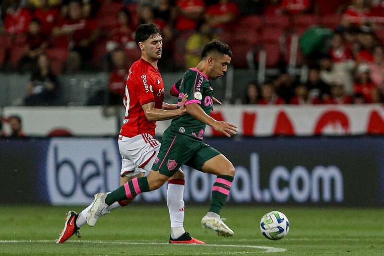 Johnny marcando Leo Fernández em Inter x Fluminense –