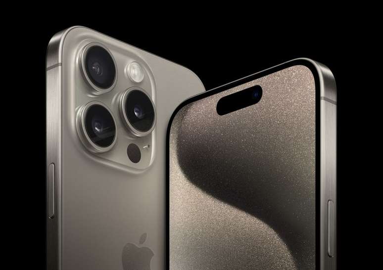 iPhone 15 Pro Max estreia com armazenamento a partir de 256 GB sem mudanças em preço quando comparado com mesma versão do ano anterior (Imagem: Reprodução/Apple)