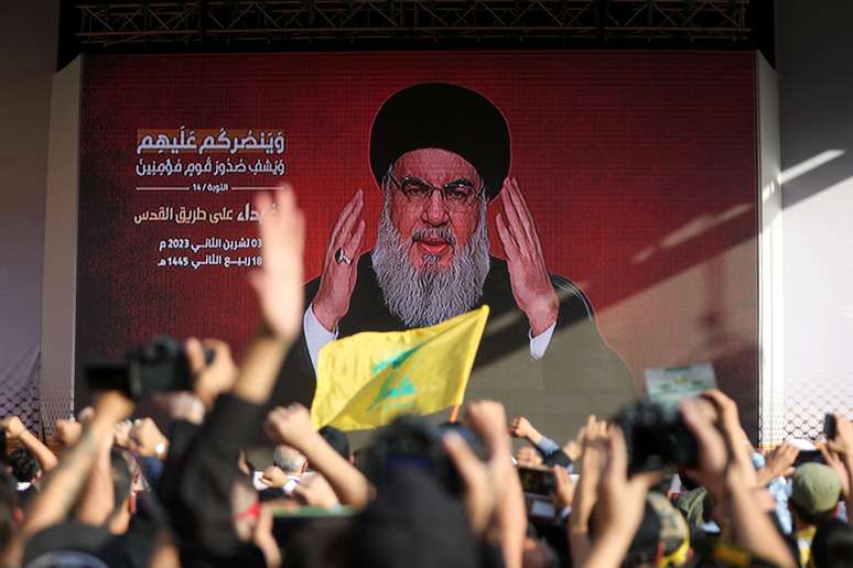 Líder do Hezbollah no Líbano, Sayyed Hassan Nasrallah aparece para apoiadores em cerimônia para honrar combatentes mortos em confrontos com Israel