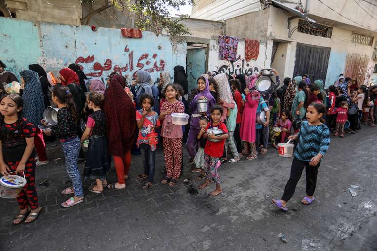 Palestinos próximos a fronteira de Rafah, na Faixa de Gaza, com o Egito