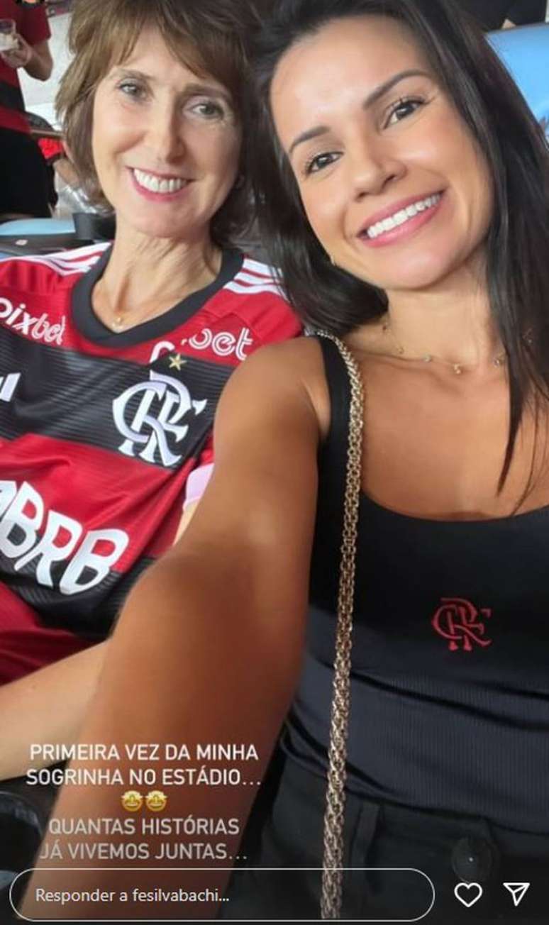 Rosmari ao lado na nora nas arquibancadas do Maracan&atilde; durante Flamengo e Palmeiras.
