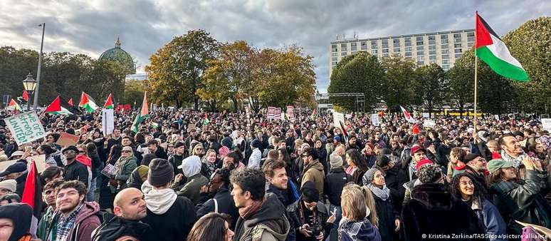 Manifestantes participam de ato pró-Palestina em Berlim em 4 de novembro