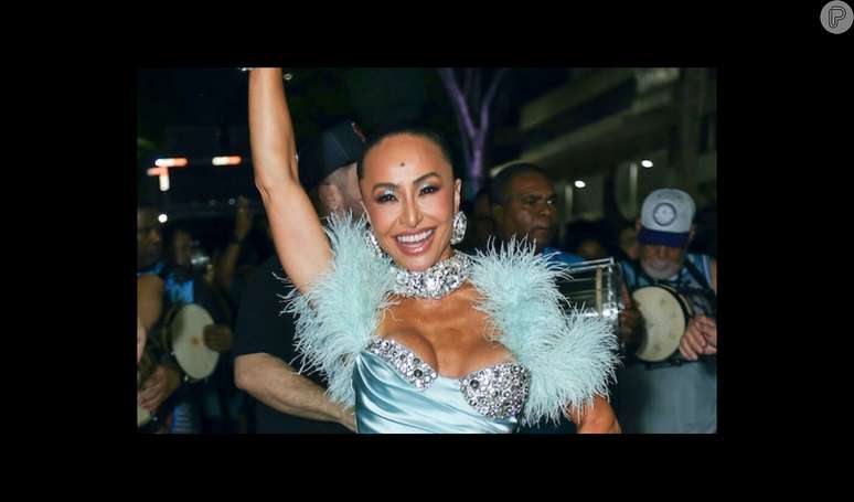 There is a brand in samba!  Sabrina Sato looks exuberant in a short dress full of feathers