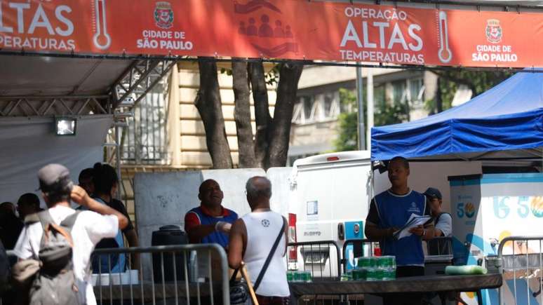Sao Paulo City Hall puts up tents for high-temperature days