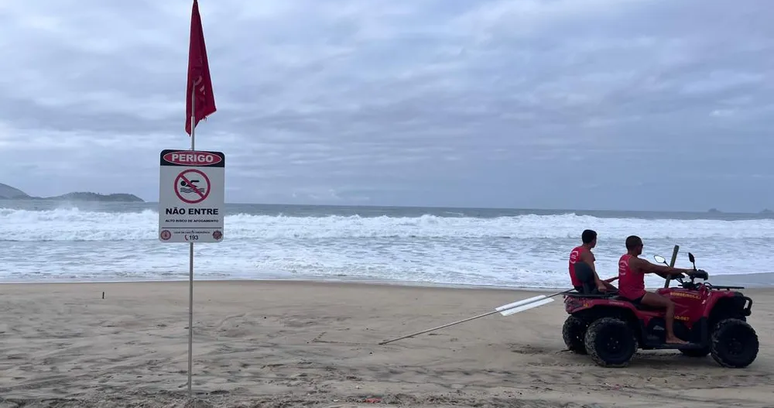 Bombeiros durante as buscas pelo jovem; corpo foi encontrado em Ipanema