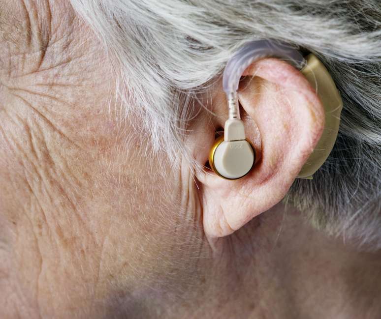 Idosos com perda auditiva costumam usar aparelhos de amplificação sonora, pois aprender Libras requer um ambiente propício ao seu uso