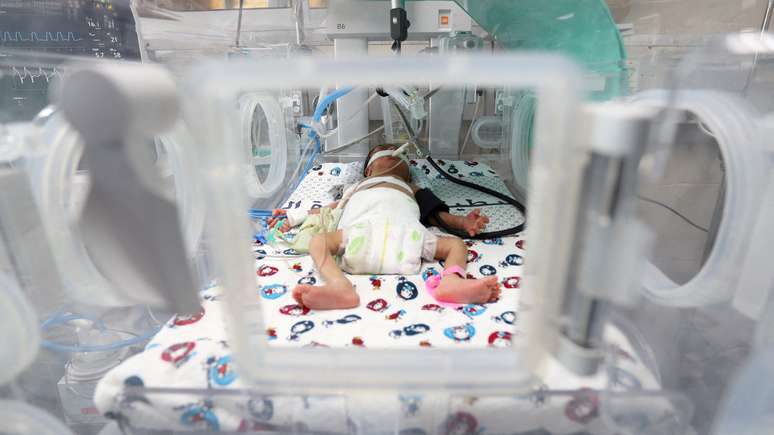 Bebê em UTI neonatal de hospital na Faixa de Gaza; falta de água potável e de combustível afeta o funcionamento dos centros médicos