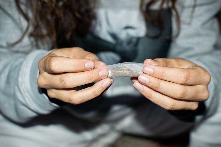 Quais as principais motivações para os adolescentes fumarem maconha?