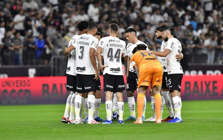 Torcedores do Santos não perdoam dupla após empate: 'Podem ir embora hoje