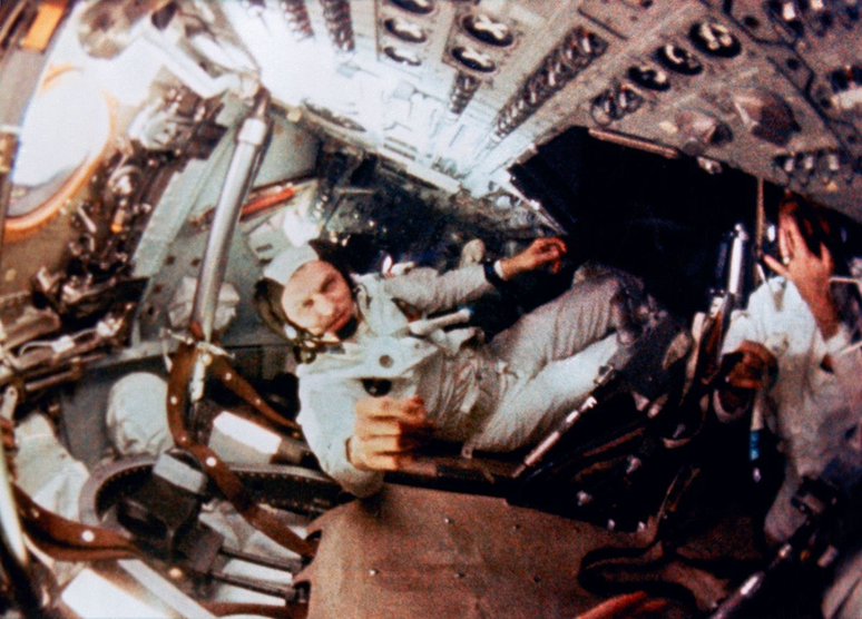 Frank Borman na nave da Apollo 8 durante a missão de 1968 (Imagem: Reprodução/NASA)