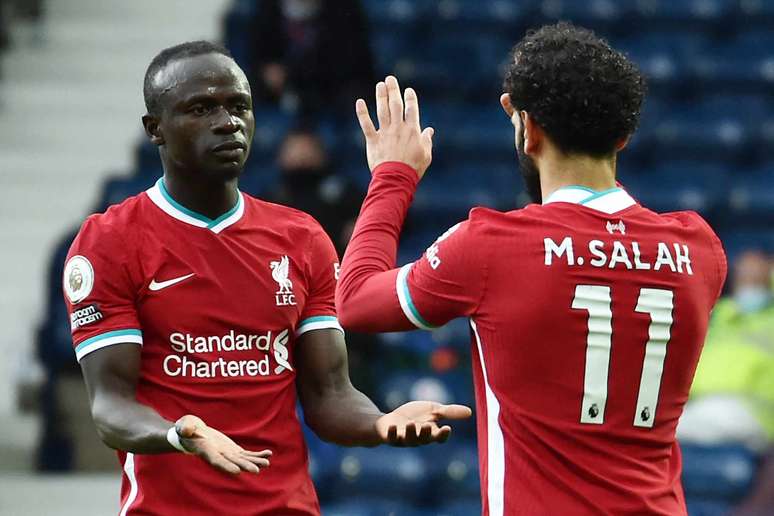 Mané olha para Salah com desconfiança –