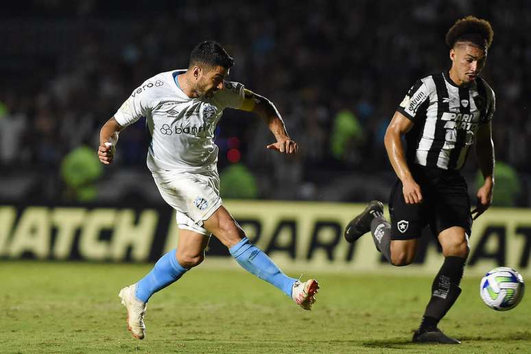 Grêmio consegue virada e vence por 4 a 3 em São Januário, com três gols de Suárez no líder Botafogo 