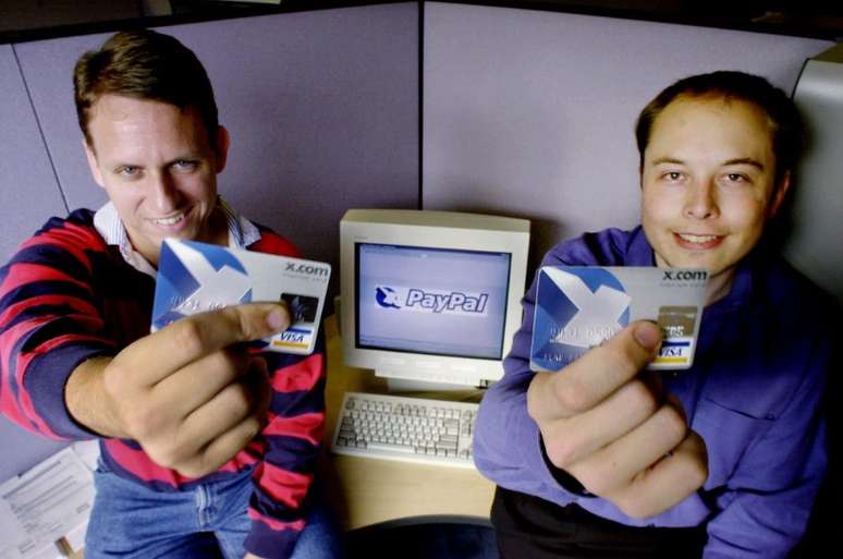 O investidor Peter Thiel (esquerda) e Musk (direita) e um dos seus primeiros sucessos, o PayPal.