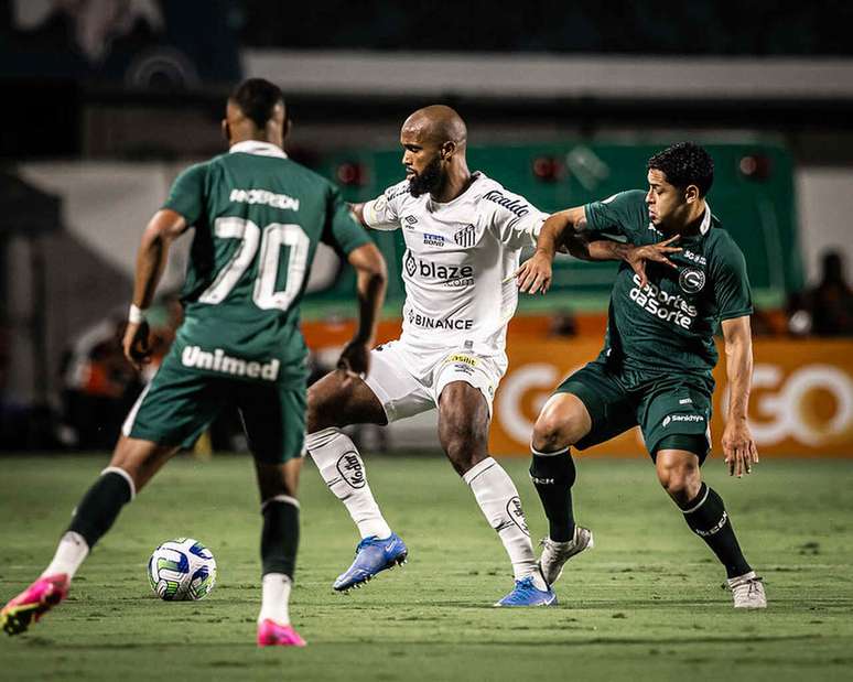 Jogadores de Goiás e Santos em disputa de bola pelo Brasileirão –