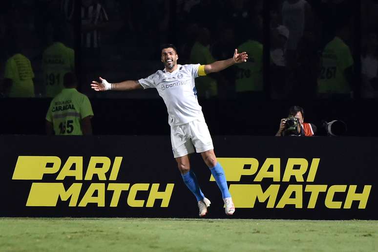 Suárez comemora vitória do Grêmio contra o Botafogo 