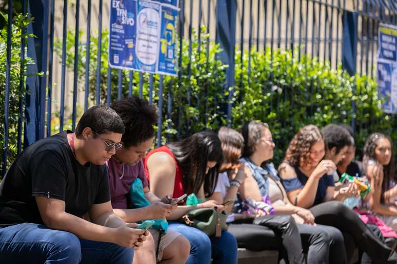 Milhares de estudantes voltam a fazer o Enem neste domingo 