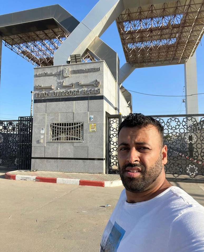 Hasan Rabee posta foto na fronteira com o Egito