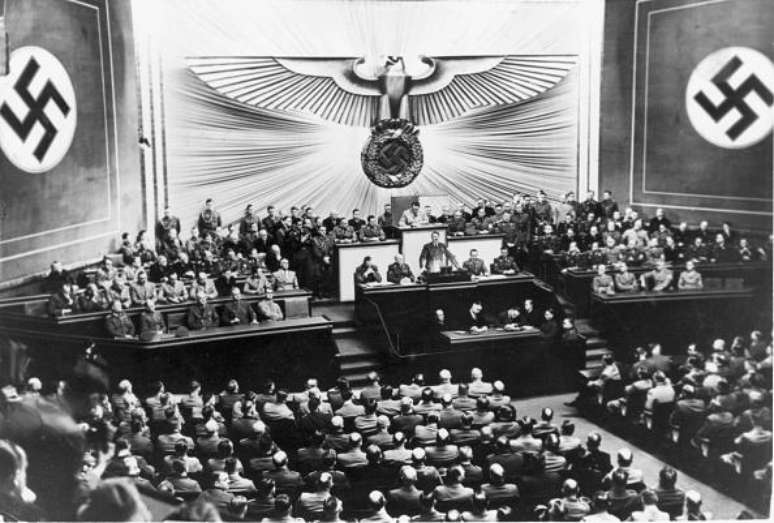 (Fonte: Central Press/Hulton Archive/Getty Images)