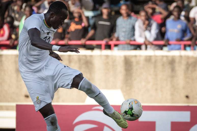 O atacante de Gana Raphael Dwamena controla a bola durante a partida de qualificação para a Copa Africana de Nações de 2019 entre Quênia e Gana, no Estádio Kasarani, em Nairóbi, em 8 de setembro de 2018. 
