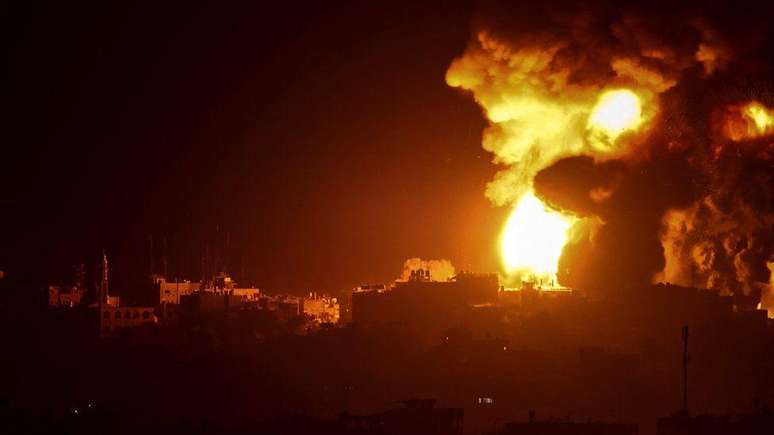 A Faixa de Gaza sofre intensos bombardeios
