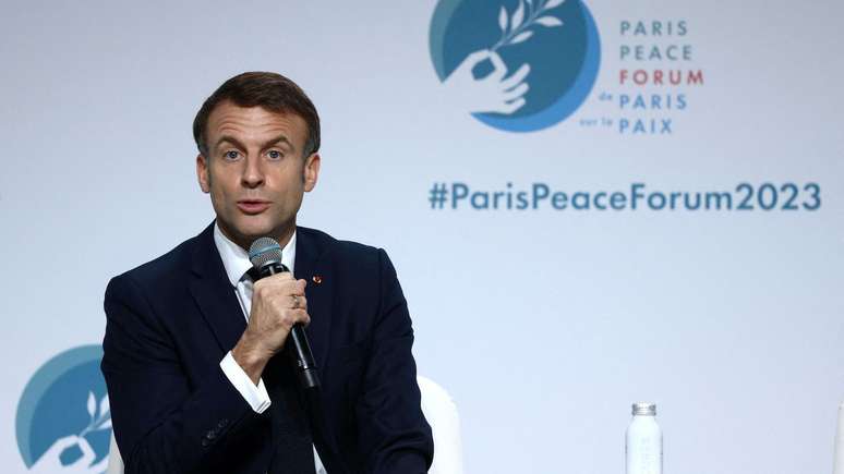 Macron est&aacute; participando de uma confer&ecirc;ncia sobre paz em Paris