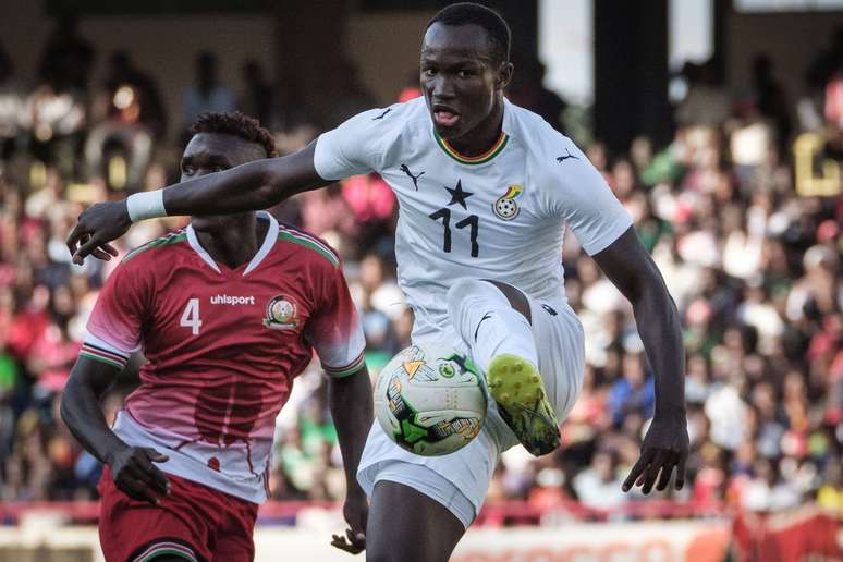 O atacante de Gana Raphael Dwamena (R) controla a bola durante a partida de qualificação para a Copa Africana de Nações de 2019 entre Quênia e Gana, no Estádio Kasarani, em Nairóbi, em 8 de setembro de 2018. (