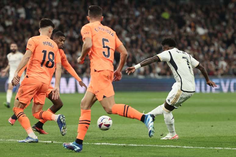 Vinicius Jr finaliza para fazer o terceiro gol do Real Madrid sobre o Valencia (e seu segundo no jogo) –  Thomas Coex/AFP via Getty Images