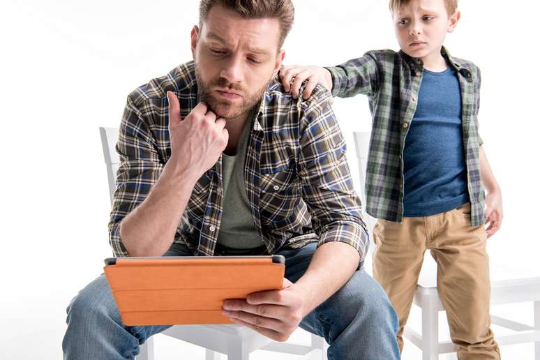 Pais imaturos e indisponíveis emocionalmente podem deixar os filhos inseguros