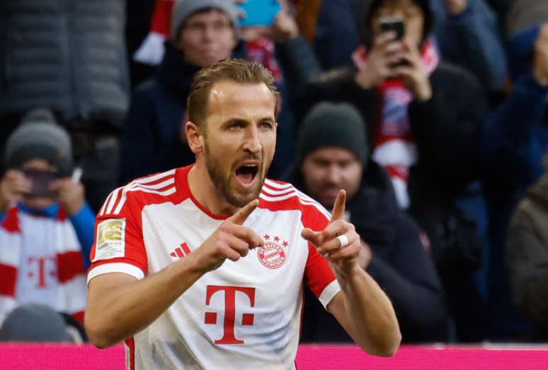 Kane celebra o primeiro de seus dois gols na vitpória do Bayern – 