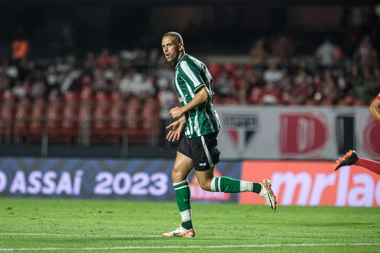 Slimani &eacute; convocado para defender a Arg&eacute;lia -