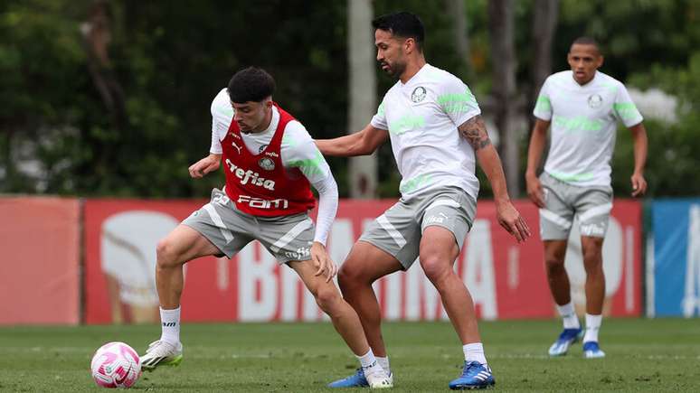 Piquerez durante treino ao lado de Luan na Academia de Futebol –