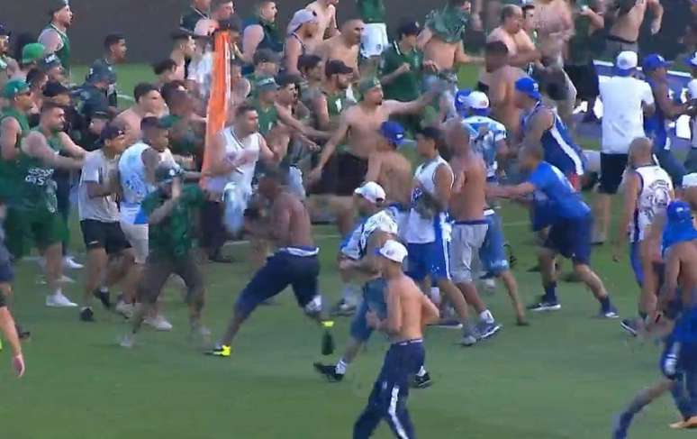 Jogo entre Coritiba e Cruzeiro é marcado por briga generalizada entre  torcedores - Lance!