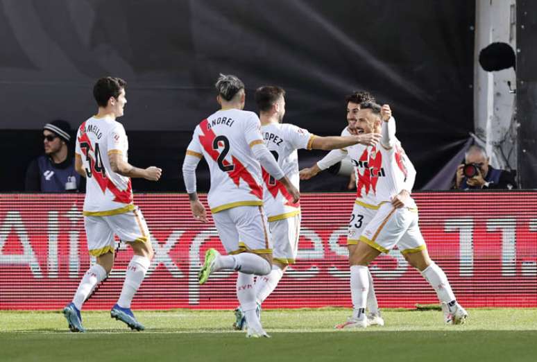&Aacute;lvaro Garcia celebra com seus companheiros o gol do Rayo. Mas o Girona viraria e venceria o jogo &ndash;