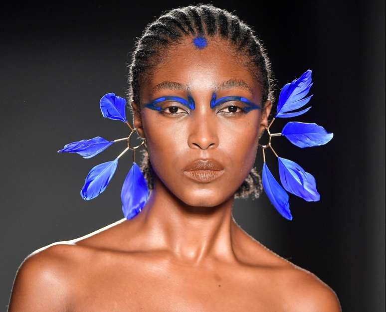 Blue, red, green: colorful shadows are trending at SPFW